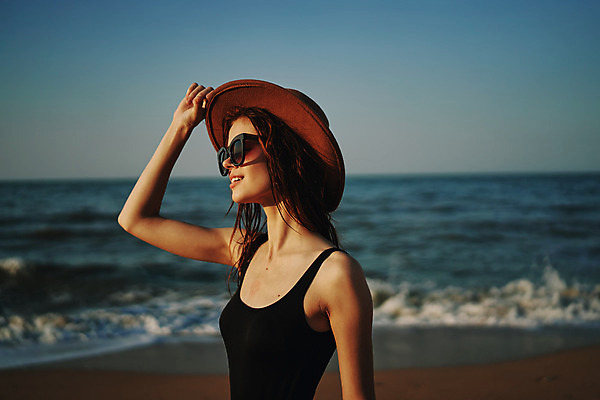 포토 JPG 해외이미지 주간 여자 여유 휴식 한명 상반신 성인 해변 야외 옆모습 여름휴가 바캉스 선글라스 손들기 성인여자한명만 해외포토 자연요소 1 감정 안경 바다 뷰포인트 컨셉 모션 휴가 사람 여자한명만 성인여자만 파일형식 여름_계절 이미지허브