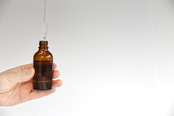 포토 JPG 해외이미지 손 얼굴 백그라운드 자연 사람 사람없음 뷰티 유행 스파 의사 물방울 잡기 액체 떨어짐 보호 수분 약국 피부 유기농 로션 스킨케어 아로마테라피 내추럴 보습 비타민C 수분크림 에센스 스플래쉬 해외포토 웰빙 컨셉 의학 모션 신체부위 화장품 의료진 생태계 비타민 테라피 파일형식 이미지허브