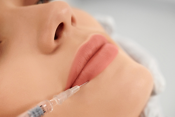 포토 JPG 해외이미지 직업 라이프스타일 여자 얼굴 실내 건강 병원 관리 주사기 한명 뷰티 유행 상점 화장품 미용사 피부 입술 피부관리 주사약 외과 순서 거짓말 돌봄 리프팅 신맛 해외포토 1 의학 의료기기 모션 사람 내부 생활 신체부위 약 맛 파일형식 이미지허브