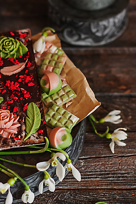 포토 JPG 해외이미지 기념일 음식 분홍색 백그라운드 컨셉 휴가 디저트 사탕 선물 사람없음 초록색 세트 컬러풀 갈색 노란색 파티 유행 과자 초콜릿 검은색 어둠 페인트 빵집 낭만 흰색 축하 고급 우아함 달콤 모음 코코아 오리지널 전용 페스츄리 프리미엄 핸드메이드 프랄린 카피스페이스 어머니의날 억울 맛있는 해외포토 감정 음료 빵 컬러 이벤트 한글 상점 공백 맛 미국문화 파일형식 이미지허브