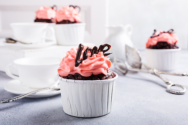 포토 JPG 해외이미지 사랑 사람없음 장식 초콜릿 여러개 달콤 찻잔 티스푼 컵케이크 컵받침 크림 해외포토 감정 다수 디저트 잔 케이크 숟가락 맛 받침대 파일형식 이미지허브