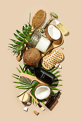 포토 JPG 해외이미지 잎 실내 사람없음 하이앵글 뷰티 머리빗 오브젝트 코코넛 공병 앰플 코코넛오일 페이스롤러 플랫레이 갈색배경 해외포토 식물 뷰포인트 백그라운드 과일 내부 갈색 미용용품 플랫 오일_음식 마사지용품 병_담는 파일형식 이미지허브