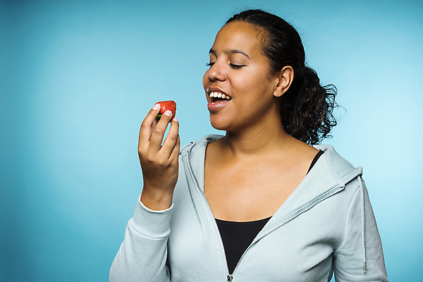 포토 JPG 해외이미지 1 라이프스타일 응시 여자 행복 여유 얼굴 포즈 흑인 과일 딸기 건강 관리 한명 미소 사람 인종 상반신 성인 캐주얼 표현 신선 파마 먹기 고립 혼혈 맛있는 해외포토 서양인 헤어스타일 시선 옷 감정 모션 표정 생활 신체부위 다문화 파일형식 이미지허브