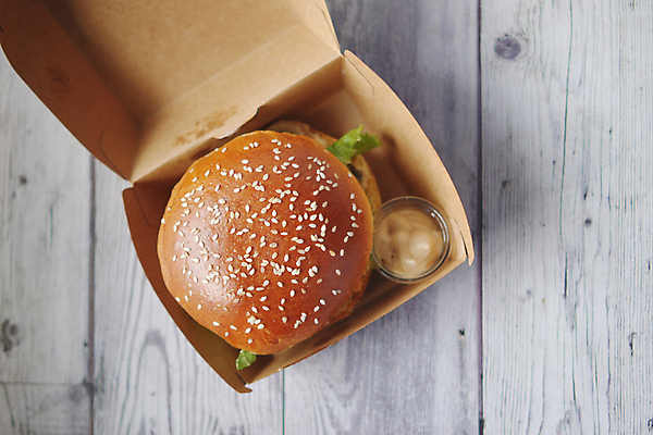 포토 JPG 해외이미지 패스트푸드 실내 사람없음 하이앵글 한개 햄버거 오픈 인스턴트 정크푸드 종이상자 마요네즈 나무배경 해외포토 1 음식 뷰포인트 백그라운드 내부 상자 소스_음식 파일형식 이미지허브