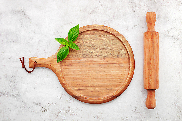 포토 JPG 해외이미지 잎 주방용품 손잡이 사람없음 하이앵글 흰배경 밀대 나무도마 콘크리트 플랫레이 카피스페이스 해외포토 식물 뷰포인트 생활용품 백그라운드 도마 목재 공백 흰색 플랫 파일형식 이미지허브