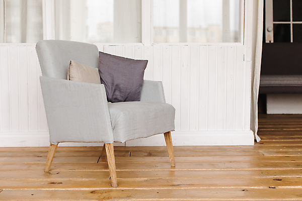 포토 JPG 해외이미지 라이프스타일 디자인 가구 쿠션 거실 휴식 아파트 주택 사람없음 내부 목재 장식 가로 방 회색 흰색 심플 안락의자 스타일 카피스페이스 미니멀리스트 안락 해외포토 나무 컬러 생활용품 컨셉 의자 재료 건물 생활 공백 파일형식 이미지허브