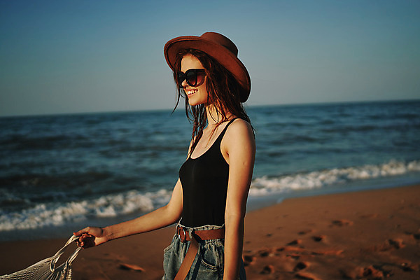 포토 JPG 해외이미지 주간 여자 여유 휴식 한명 들기 상반신 성인 해변 야외 옆모습 여름휴가 바캉스 선글라스 성인여자한명만 해외포토 자연요소 1 감정 안경 바다 뷰포인트 컨셉 모션 휴가 사람 여자한명만 성인여자만 파일형식 여름_계절 이미지허브