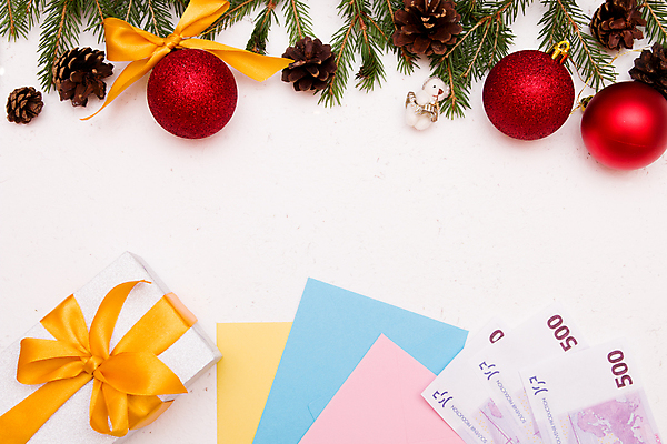 포토 JPG 해외이미지 나무 리본 분홍색 백그라운드 크리스마스 돈 가족 휴가 봉투 새해 선물 사람없음 장식 파란색 상자 컬러풀 노란색 유로 흰색 나뭇가지 축하 황금 은색 활 엽서 솔방울 카피스페이스 해외포토 식물 기념일 컬러 컨셉 관계 공백 재산 편지 파일형식 이미지허브