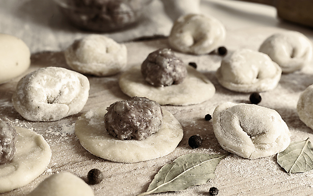 포토 JPG 해외이미지 전통 음식 탁자 양파 육류 돼지고기 요리 사람없음 목재 가로 주방 계란 저녁식사 신선 그룹 먹기 향신료 반죽 밀가루 성분 건강식 내추럴 점심식사 경단 맛있는 해외포토 나무 가구 채소 식재료 재료 모션 알 식사 가루 향미료 파일형식 이미지허브