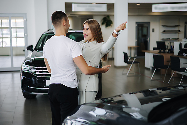 포토 JPG 해외이미지 백인 커플 응시 여자 남자 행복 산업 비즈니스 가족 교통시설 자동차 열쇠 새로움 실내 미소 사람 정장 성인 두명 판매 세일 상점 운전 자신감 구매 고객 서비스 무역 딜러 보여주기 소매 주인 판매원 보험 대여 자동 해외포토 서양인 직업 시선 옷 감정 육상교통 교통 컨셉 관계 모션 표정 내부 쇼핑 시설 파일형식 이미지허브