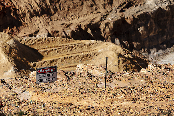포토 JPG 해외이미지 산업 비즈니스 자연 안전 사람없음 야외 울타리 환경 사진촬영 에너지 숲 땅 사인 철사 암초 석탄 채석 해외포토 담장 촬영 생태계 파일형식 이미지허브