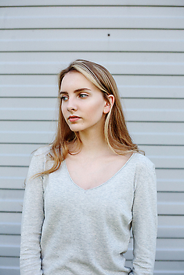 포토 JPG 해외이미지 백인 모델 긴머리 시선 여자 벽 포즈 백그라운드 생각 갈색머리 한명 사람 야외 파란색 울타리 뷰티 흰색 우아함 블라우스 내추럴 배려 스타일링 얇은 스타일 해외포토 서양인 1 헤어스타일 컬러 컨셉 상의 담장 파일형식 이미지허브