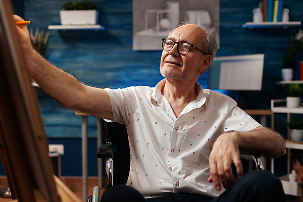 포토 JPG 해외이미지 백인 응시 할아버지 노년 남자 실내 한명 미소 들기 상반신 앞모습 그리기 스케치 노인남자한명만 해외포토 서양인 1 시선 뷰포인트 모션 표정 미술 사람 성인 내부 남자한명만 노인남자만 파일형식 이미지허브