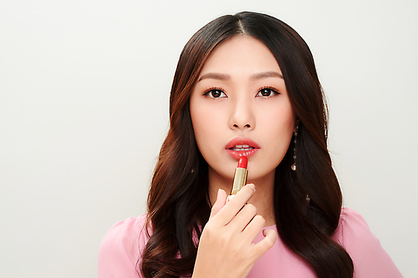 포토 JPG 해외이미지 여자 실내 한명 들기 동양인 상반신 성인 앞모습 화장 뷰티 립스틱 성인여자한명만 해외포토 1 뷰포인트 모션 사람 인종 내부 화장품 여자한명만 성인여자만 파일형식 이미지허브