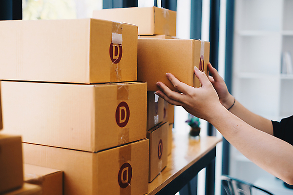 포토 JPG 해외이미지 손 들기 신체부위 쌓기 작업 택배상자 꺼내기 해외포토 모션 사람 상자 택배 파일형식 이미지허브