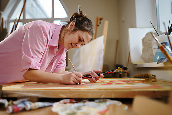 포토 JPG 해외이미지 백인 응시 여자 실내 한명 미소 들기 상반신 성인 옆모습 붓 그리기 소프트포커스 즐거움 성인여자한명만 해외포토 서양인 1 시선 감정 뷰포인트 모션 촬영기법 표정 사람 내부 여자한명만 성인여자만 파일형식 이미지허브