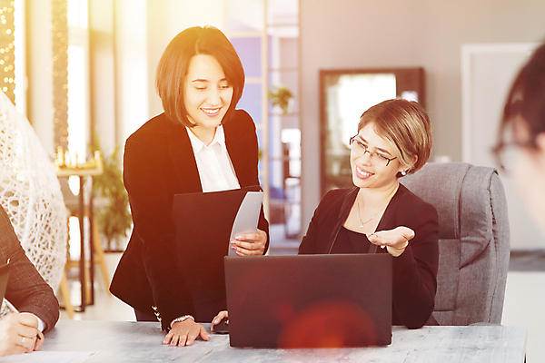 포토 JPG 해외이미지 직업 여자 비즈니스 통신 회의 협력 설계 노동자 아이디어 함께함 대화 여러명 노트북 사무실 업무 작업 비즈니스우먼 발표 그룹 계획 토론 종업원 동료 경영자 해외포토 다수 컨셉 관계 말하기 사람 전자제품 직장인 리더 파일형식 이미지허브