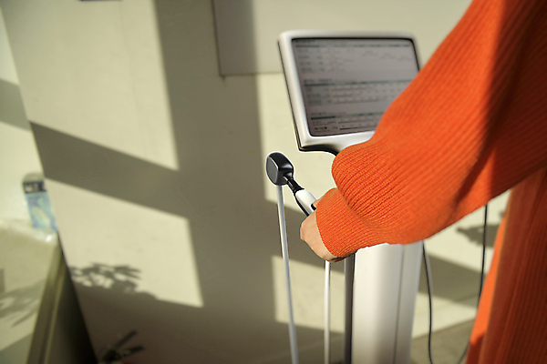 PSD 편집이미지 여자 실내 그림자 한명 상반신 성인 건강관리 기계 잡기 측정 검사_조사 측정기구 성인여자한명만 체성분분석기 이미지편집 1 의료기기 모션 건강 관리 사람 내부 기구 여자한명만 성인여자만 파일형식