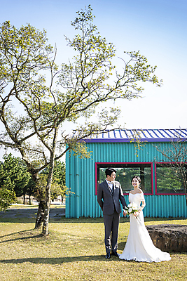 포토 JPG 주간 전신 나무 응시 여자 남자 부케 웨딩드레스 결혼 하늘 주택 사랑 서기 미소 들기 정장 턱시도 20대 성인 야외 두명 앞모습 30대 제주도 손잡기 한국인 신랑신부 성인만 웨딩촬영 국내포토 자연요소 식물 시선 드레스 옷 감정 신부_웨딩 뷰포인트 꽃다발 신랑 모션 한국 표정 사람 동양인 이벤트 청년 건물 장년 기념사진 파일형식