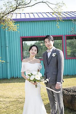 포토 JPG 주간 응시 여자 남자 부케 웨딩드레스 결혼 사랑 서기 미소 들기 정장 턱시도 상반신 20대 성인 야외 두명 앞모습 30대 제주도 한국인 신랑신부 성인만 웨딩촬영 국내포토 자연요소 시선 드레스 옷 감정 신부_웨딩 뷰포인트 꽃다발 신랑 모션 한국 표정 사람 동양인 이벤트 청년 장년 기념사진 파일형식