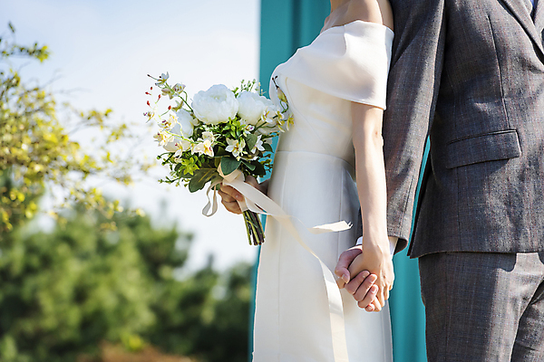 포토 JPG 주간 여자 남자 부케 웨딩드레스 결혼 사랑 들기 정장 턱시도 근접촬영 상반신 20대 성인 야외 두명 옆모습 아웃포커스 30대 제주도 손잡기 한국인 등맞대기 신랑신부 성인만 웨딩촬영 국내포토 자연요소 드레스 옷 감정 신부_웨딩 뷰포인트 꽃다발 신랑 모션 한국 촬영기법 사람 동양인 이벤트 청년 장년 기념사진 파일형식