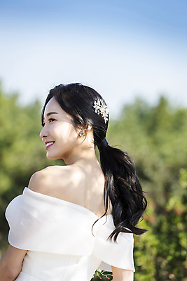 포토 JPG 주간 응시 여자 신부 웨딩드레스 결혼 한명 미소 상반신 20대 성인 야외 뒷모습 아웃포커스 제주도 한국인 뒤돌아보기 성인여자한명만 웨딩촬영 국내포토 자연요소 1 시선 드레스 뷰포인트 모션 한국 촬영기법 표정 사람 동양인 이벤트 청년 기념사진 여자한명만 성인여자만 파일형식