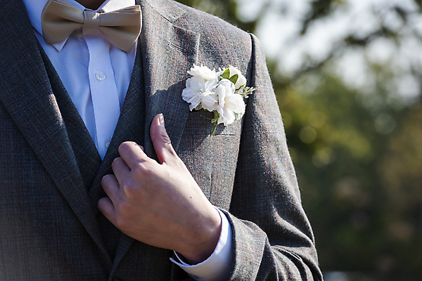 포토 JPG 주간 남자 꽃 신랑 결혼 나비넥타이 한명 정장 턱시도 상반신 성인 야외 앞모습 아웃포커스 30대 제주도 한국인 잡기 성인남자한명만 웨딩촬영 국내포토 자연요소 식물 1 옷 뷰포인트 모션 넥타이 한국 촬영기법 사람 동양인 이벤트 장년 기념사진 남자한명만 성인남자만 파일형식