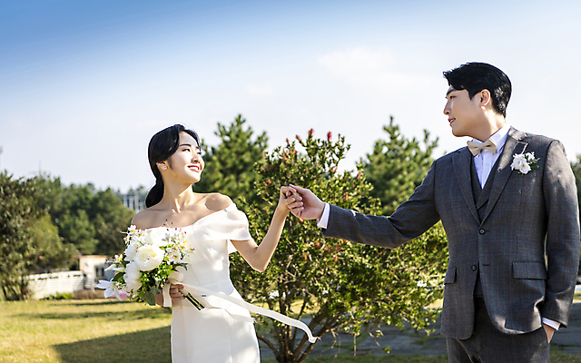 포토 JPG 주간 응시 여자 남자 부케 웨딩드레스 결혼 하늘 사랑 미소 들기 정장 턱시도 상반신 20대 성인 야외 두명 앞모습 30대 제주도 마주보기 손잡기 한국인 주머니손 신랑신부 성인만 웨딩촬영 국내포토 자연요소 시선 드레스 옷 감정 신부_웨딩 뷰포인트 꽃다발 신랑 모션 한국 표정 사람 동양인 이벤트 청년 장년 기념사진 파일형식