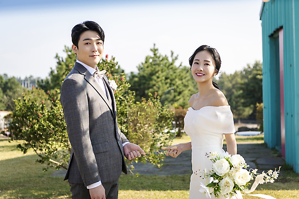 포토 JPG 주간 응시 여자 남자 부케 웨딩드레스 결혼 사랑 미소 들기 정장 턱시도 상반신 20대 성인 야외 두명 옆모습 30대 제주도 한국인 판넬 투명 신랑신부 성인만 웨딩촬영 국내포토 자연요소 시선 드레스 옷 감정 신부_웨딩 뷰포인트 꽃다발 신랑 모션 한국 표정 사람 동양인 이벤트 청년 장년 기념사진 파일형식