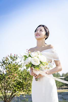 포토 JPG 주간 응시 여자 신부 부케 웨딩드레스 결혼 하늘 한명 미소 들기 상반신 20대 성인 야외 앞모습 제주도 한국인 성인여자한명만 웨딩촬영 국내포토 자연요소 1 시선 드레스 뷰포인트 꽃다발 모션 한국 표정 사람 동양인 이벤트 청년 기념사진 여자한명만 성인여자만 파일형식