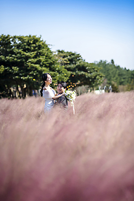 포토 JPG 주간 응시 여자 남자 행복 부케 웨딩드레스 결혼 하늘 사랑 미소 정장 턱시도 상반신 20대 성인 야외 두명 옆모습 30대 제주도 한국인 소프트포커스 신랑신부 성인만 들어올리기 어깨에손 웨딩촬영 핑크뮬리 국내포토 자연요소 식물 시선 드레스 옷 감정 신부_웨딩 뷰포인트 꽃다발 신랑 모션 한국 촬영기법 표정 사람 동양인 이벤트 청년 장년 기념사진 파일형식