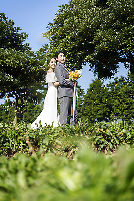 포토 JPG 주간 응시 여자 남자 부케 웨딩드레스 결혼 사랑 미소 들기 정장 턱시도 상반신 20대 성인 야외 두명 옆모습 30대 제주도 한국인 소프트포커스 백허그 신랑신부 성인만 웨딩촬영 국내포토 자연요소 시선 드레스 옷 감정 신부_웨딩 뷰포인트 꽃다발 신랑 모션 포옹 한국 촬영기법 표정 사람 동양인 이벤트 청년 장년 기념사진 파일형식