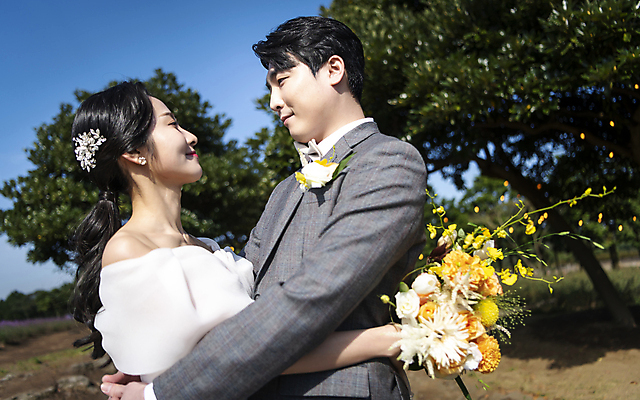 포토 JPG 주간 응시 여자 남자 부케 웨딩드레스 결혼 포옹 사랑 미소 정장 턱시도 상반신 20대 성인 야외 두명 옆모습 30대 제주도 마주보기 한국인 신랑신부 성인만 웨딩촬영 국내포토 자연요소 시선 드레스 옷 감정 신부_웨딩 뷰포인트 꽃다발 신랑 안기 모션 한국 표정 사람 동양인 이벤트 청년 장년 기념사진 파일형식