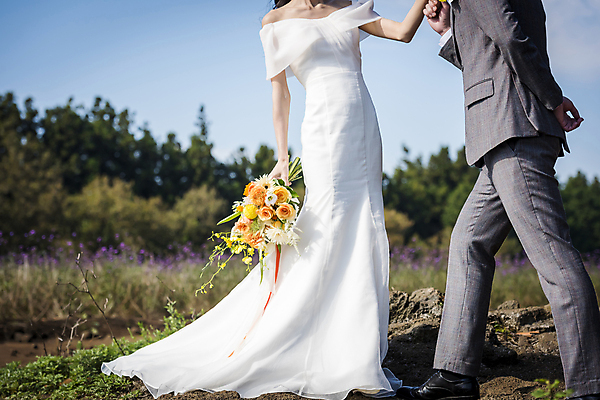 포토 JPG 주간 여자 남자 부케 웨딩드레스 결혼 키스 사랑 서기 들기 정장 턱시도 상반신 20대 성인 야외 두명 앞모습 옆모습 30대 제주도 한국인 잡기 뒷짐 신랑신부 성인만 웨딩촬영 국내포토 자연요소 드레스 옷 감정 신부_웨딩 뷰포인트 꽃다발 신랑 모션 한국 사람 동양인 이벤트 청년 장년 애정표현 기념사진 파일형식