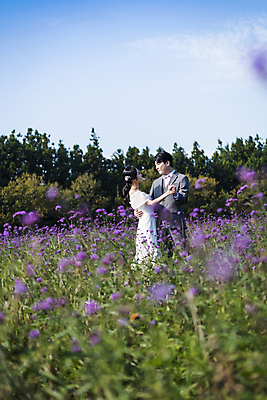 포토 JPG 주간 응시 여자 남자 웨딩드레스 허리손 결혼 꽃밭 하늘 사랑 미소 정장 턱시도 상반신 20대 성인 야외 두명 앞모습 옆모습 30대 제주도 마주보기 손잡기 한국인 춤 소프트포커스 신랑신부 성인만 웨딩촬영 국내포토 자연요소 시선 드레스 옷 꽃 감정 신부_웨딩 뷰포인트 포즈 신랑 모션 문화예술 한국 촬영기법 표정 사람 동양인 이벤트 청년 장년 기념사진 파일형식