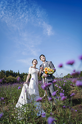 포토 JPG 주간 전신 응시 여자 남자 부케 웨딩드레스 결혼 꽃밭 하늘 사랑 서기 미소 들기 정장 턱시도 20대 성인 야외 두명 앞모습 30대 제주도 손잡기 한국인 잡기 소프트포커스 신랑신부 성인만 웨딩촬영 국내포토 자연요소 시선 드레스 옷 꽃 감정 신부_웨딩 뷰포인트 꽃다발 신랑 모션 한국 촬영기법 표정 사람 동양인 이벤트 청년 장년 기념사진 파일형식