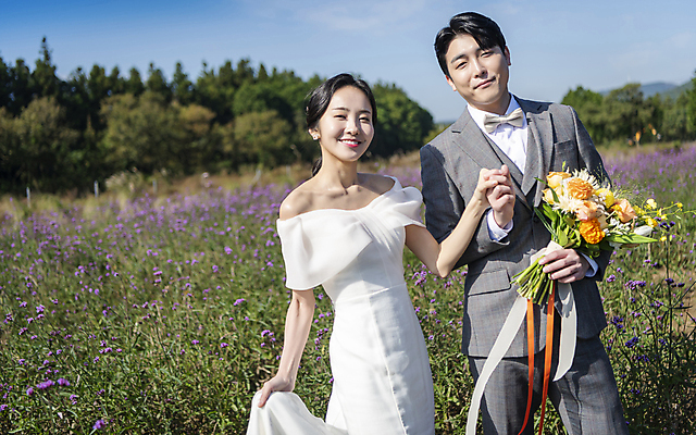 포토 JPG 주간 응시 여자 남자 부케 웨딩드레스 결혼 꽃밭 사랑 미소 들기 정장 턱시도 상반신 20대 성인 야외 두명 앞모습 30대 제주도 손잡기 한국인 잡기 신랑신부 성인만 웨딩촬영 국내포토 자연요소 시선 드레스 옷 꽃 감정 신부_웨딩 뷰포인트 꽃다발 신랑 모션 한국 표정 사람 동양인 이벤트 청년 장년 기념사진 파일형식