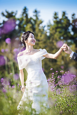 포토 JPG 주간 손 응시 여자 행복 신부 웨딩드레스 결혼 꽃밭 한명 미소 상반신 20대 성인 야외 앞모습 아웃포커스 신체부위 제주도 손잡기 한국인 소프트포커스 성인여자한명만 웨딩촬영 국내포토 자연요소 1 시선 드레스 꽃 감정 뷰포인트 모션 한국 촬영기법 표정 사람 동양인 이벤트 청년 기념사진 여자한명만 성인여자만 파일형식