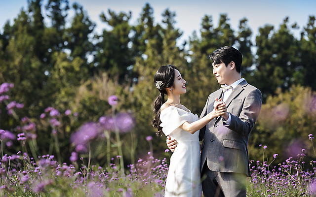 포토 JPG 주간 응시 여자 남자 웨딩드레스 허리손 결혼 꽃밭 사랑 미소 정장 턱시도 상반신 20대 성인 야외 두명 옆모습 30대 제주도 마주보기 손잡기 한국인 춤 소프트포커스 신랑신부 성인만 웨딩촬영 국내포토 자연요소 시선 드레스 옷 꽃 감정 신부_웨딩 뷰포인트 포즈 신랑 모션 문화예술 한국 촬영기법 표정 사람 동양인 이벤트 청년 장년 기념사진 파일형식