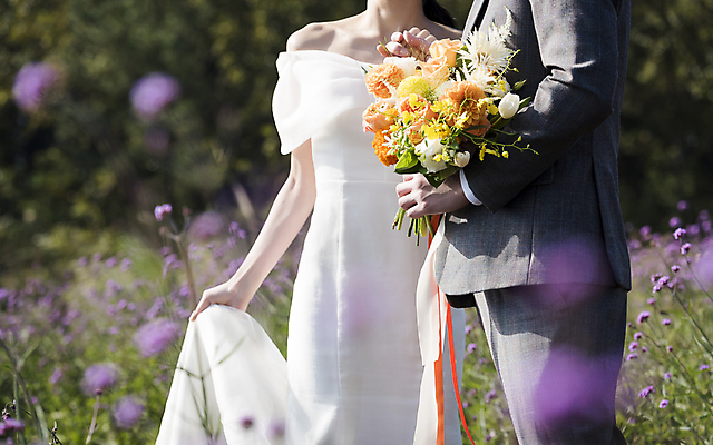 포토 JPG 주간 여자 남자 부케 웨딩드레스 결혼 꽃밭 사랑 들기 정장 턱시도 근접촬영 상반신 20대 성인 야외 두명 앞모습 옆모습 30대 제주도 손잡기 한국인 잡기 소프트포커스 신랑신부 성인만 웨딩촬영 국내포토 자연요소 드레스 옷 꽃 감정 신부_웨딩 뷰포인트 꽃다발 신랑 모션 한국 촬영기법 사람 동양인 이벤트 청년 장년 기념사진 파일형식