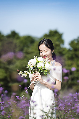 포토 JPG 주간 여자 신부 부케 웨딩드레스 결혼 꽃밭 한명 미소 들기 상반신 20대 성인 야외 앞모습 아웃포커스 제주도 눈감음 한국인 소프트포커스 향기 성인여자한명만 웨딩촬영 국내포토 자연요소 1 드레스 꽃 뷰포인트 꽃다발 모션 한국 촬영기법 표정 사람 동양인 이벤트 청년 냄새 기념사진 여자한명만 성인여자만 파일형식