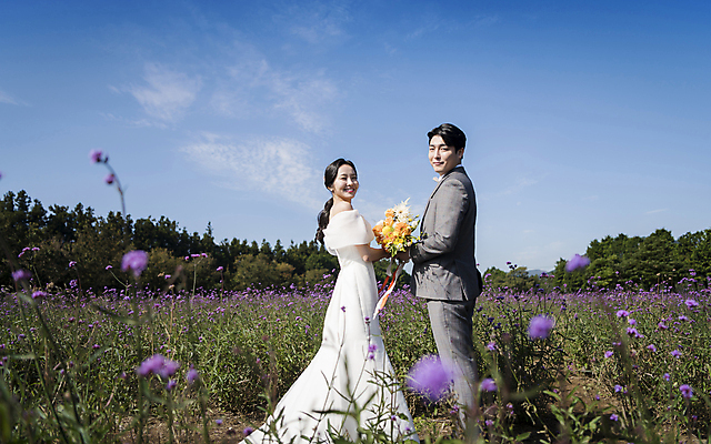 포토 JPG 주간 전신 응시 여자 남자 웨딩드레스 결혼 꽃밭 하늘 사랑 서기 미소 들기 정장 턱시도 20대 성인 야외 두명 옆모습 30대 제주도 한국인 뒤돌아보기 소프트포커스 신랑신부 성인만 웨딩촬영 국내포토 자연요소 시선 드레스 옷 꽃 감정 신부_웨딩 뷰포인트 신랑 모션 한국 촬영기법 표정 사람 동양인 이벤트 청년 장년 기념사진 파일형식