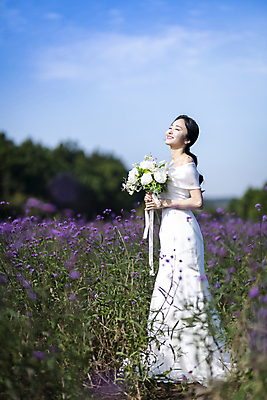 포토 JPG 주간 전신 여자 신부 부케 웨딩드레스 결혼 꽃밭 하늘 한명 서기 미소 들기 20대 성인 야외 옆모습 제주도 눈감음 한국인 올려보기 소프트포커스 성인여자한명만 웨딩촬영 국내포토 자연요소 1 드레스 꽃 뷰포인트 꽃다발 모션 한국 촬영기법 표정 사람 동양인 이벤트 청년 기념사진 여자한명만 성인여자만 파일형식