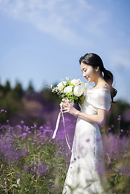 포토 JPG 주간 여자 신부 부케 웨딩드레스 결혼 꽃밭 하늘 한명 미소 들기 상반신 20대 성인 야외 옆모습 아웃포커스 제주도 눈감음 한국인 소프트포커스 향기 성인여자한명만 웨딩촬영 국내포토 자연요소 1 드레스 꽃 뷰포인트 꽃다발 모션 한국 촬영기법 표정 사람 동양인 이벤트 청년 냄새 기념사진 여자한명만 성인여자만 파일형식