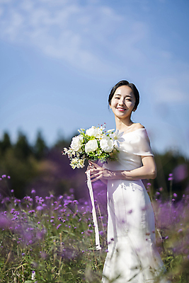 포토 JPG 주간 응시 여자 신부 부케 웨딩드레스 결혼 꽃밭 하늘 한명 미소 들기 상반신 20대 성인 야외 옆모습 아웃포커스 제주도 한국인 소프트포커스 성인여자한명만 웨딩촬영 국내포토 자연요소 1 시선 드레스 꽃 뷰포인트 꽃다발 모션 한국 촬영기법 표정 사람 동양인 이벤트 청년 기념사진 여자한명만 성인여자만 파일형식