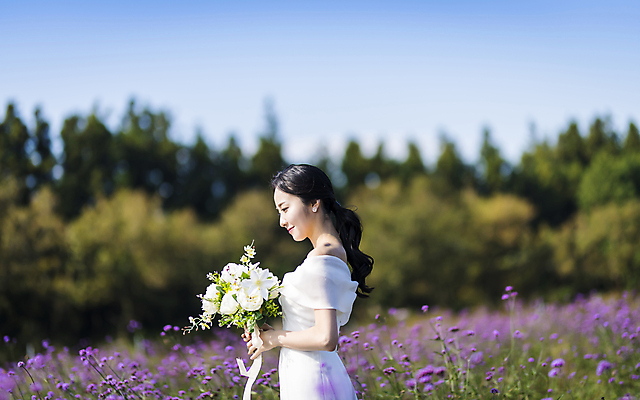 포토 JPG 주간 응시 여자 신부 부케 웨딩드레스 결혼 꽃밭 한명 미소 들기 상반신 20대 성인 야외 옆모습 아웃포커스 제주도 한국인 성인여자한명만 웨딩촬영 국내포토 자연요소 1 시선 드레스 꽃 뷰포인트 꽃다발 모션 한국 촬영기법 표정 사람 동양인 이벤트 청년 기념사진 여자한명만 성인여자만 파일형식