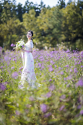 포토 JPG 주간 전신 응시 여자 신부 부케 웨딩드레스 결혼 꽃밭 한명 서기 미소 들기 20대 성인 야외 옆모습 아웃포커스 제주도 한국인 소프트포커스 성인여자한명만 웨딩촬영 국내포토 자연요소 1 시선 드레스 꽃 뷰포인트 꽃다발 모션 한국 촬영기법 표정 사람 동양인 이벤트 청년 기념사진 여자한명만 성인여자만 파일형식