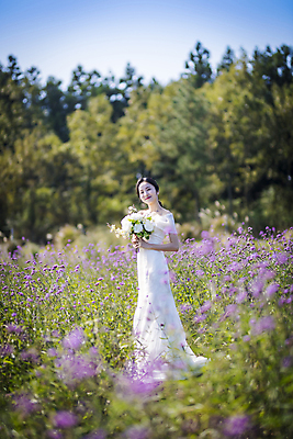포토 JPG 주간 전신 응시 여자 신부 부케 웨딩드레스 결혼 꽃밭 한명 서기 미소 들기 20대 성인 야외 앞모습 아웃포커스 제주도 한국인 소프트포커스 성인여자한명만 웨딩촬영 국내포토 자연요소 1 시선 드레스 꽃 뷰포인트 꽃다발 모션 한국 촬영기법 표정 사람 동양인 이벤트 청년 기념사진 여자한명만 성인여자만 파일형식