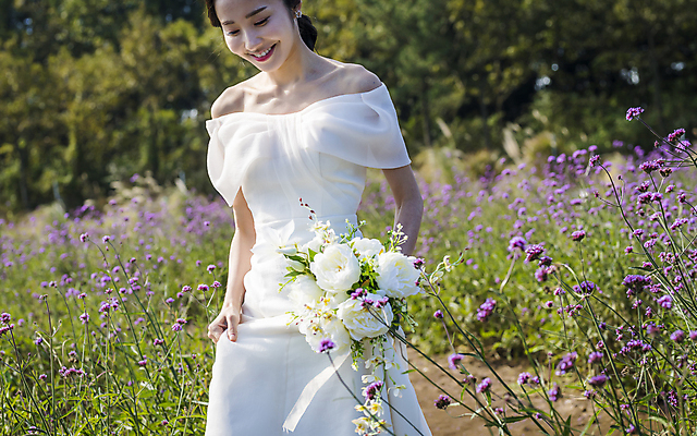 포토 JPG 주간 응시 여자 신부 부케 웨딩드레스 결혼 꽃밭 한명 미소 들기 상반신 20대 성인 야외 앞모습 제주도 걷기 한국인 잡기 성인여자한명만 웨딩촬영 국내포토 자연요소 1 시선 드레스 꽃 뷰포인트 꽃다발 모션 한국 표정 사람 동양인 이벤트 청년 기념사진 여자한명만 성인여자만 파일형식
