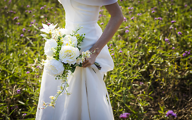 포토 JPG 주간 여자 신부 부케 웨딩드레스 결혼 꽃밭 한명 들기 상반신 20대 성인 야외 옆모습 제주도 한국인 잡기 성인여자한명만 웨딩촬영 국내포토 자연요소 1 드레스 꽃 뷰포인트 꽃다발 모션 한국 사람 동양인 이벤트 청년 기념사진 여자한명만 성인여자만 파일형식